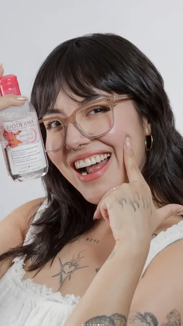 Influencer posando con producto de Bioderma