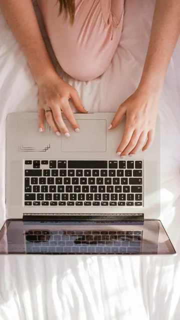 Mujer usando una laptop