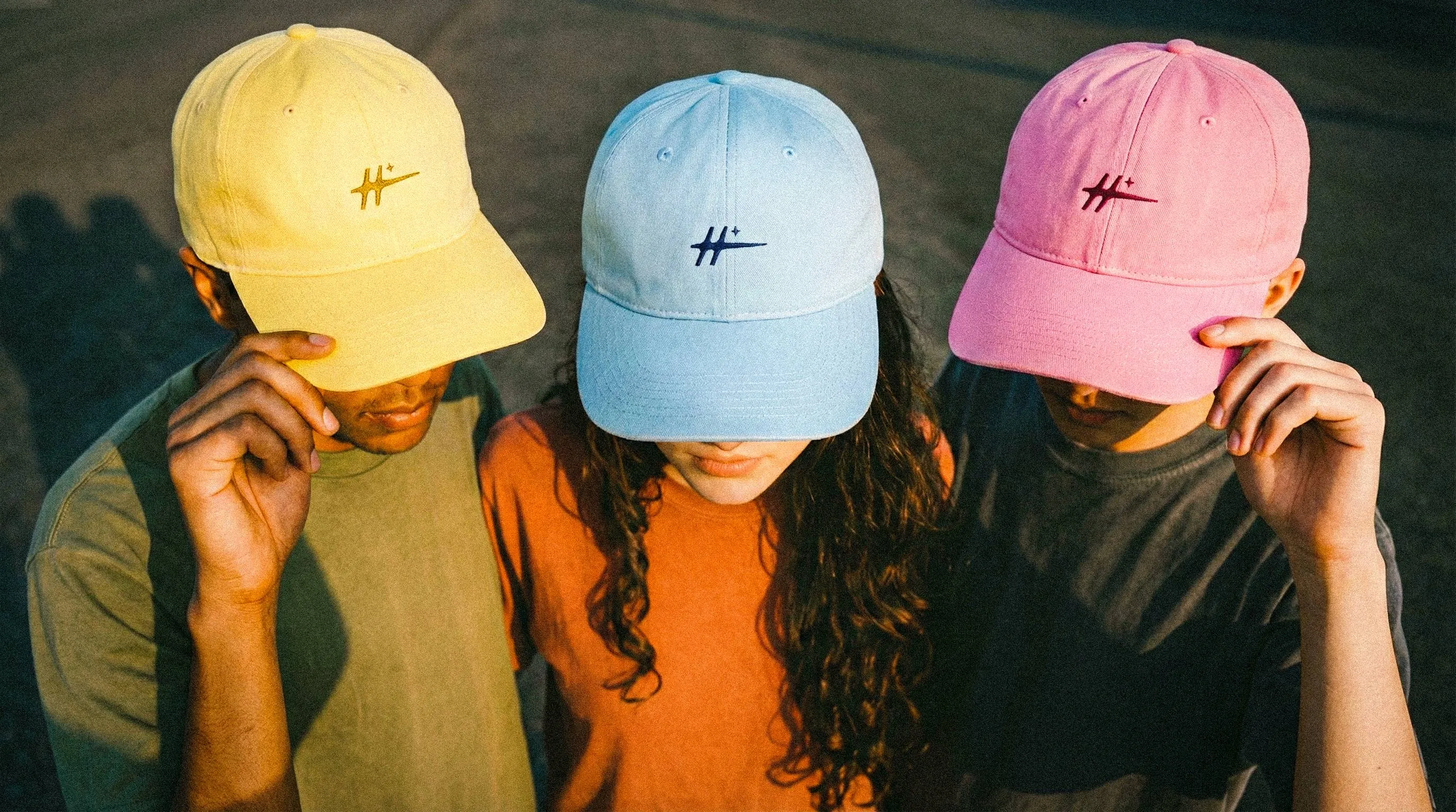 Group of people posing with 声量工坊 cap