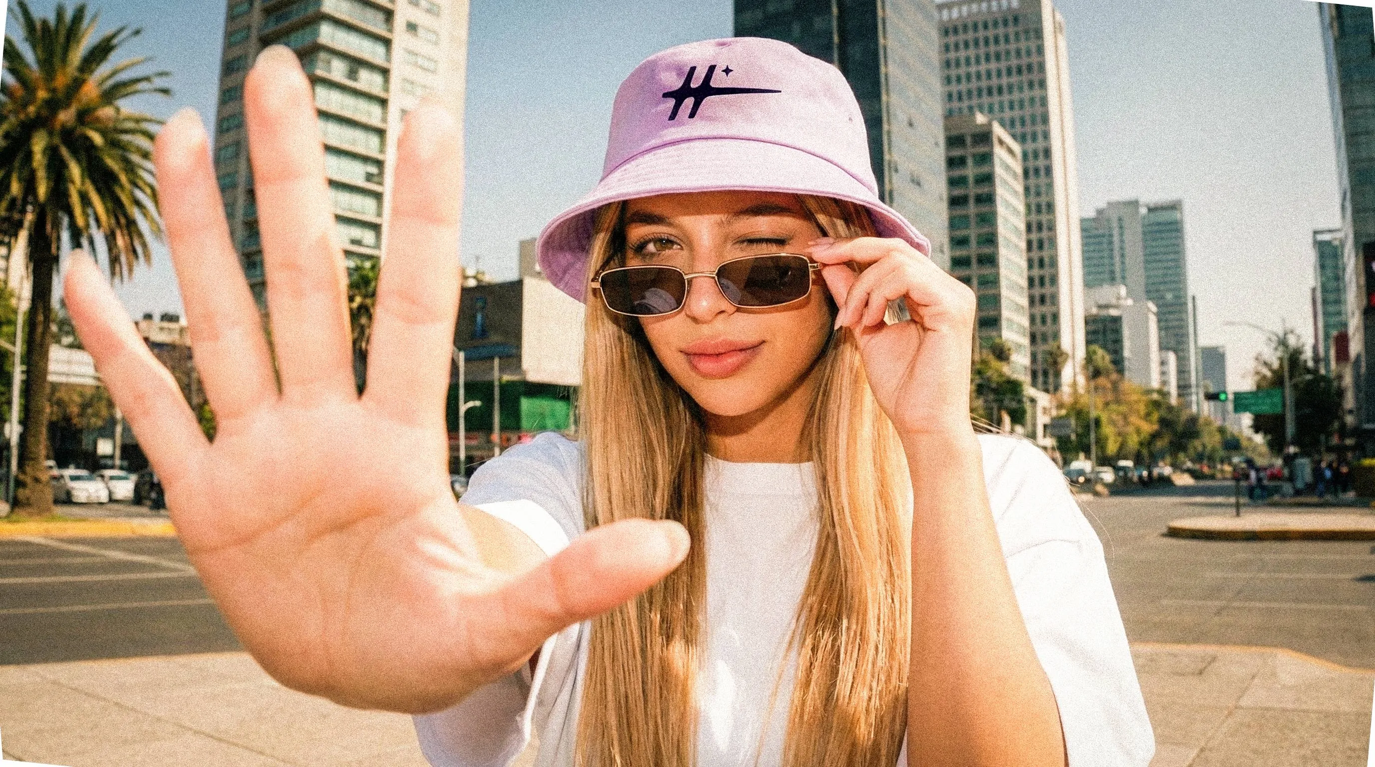 Influencer posando con una gorra de 声量工坊