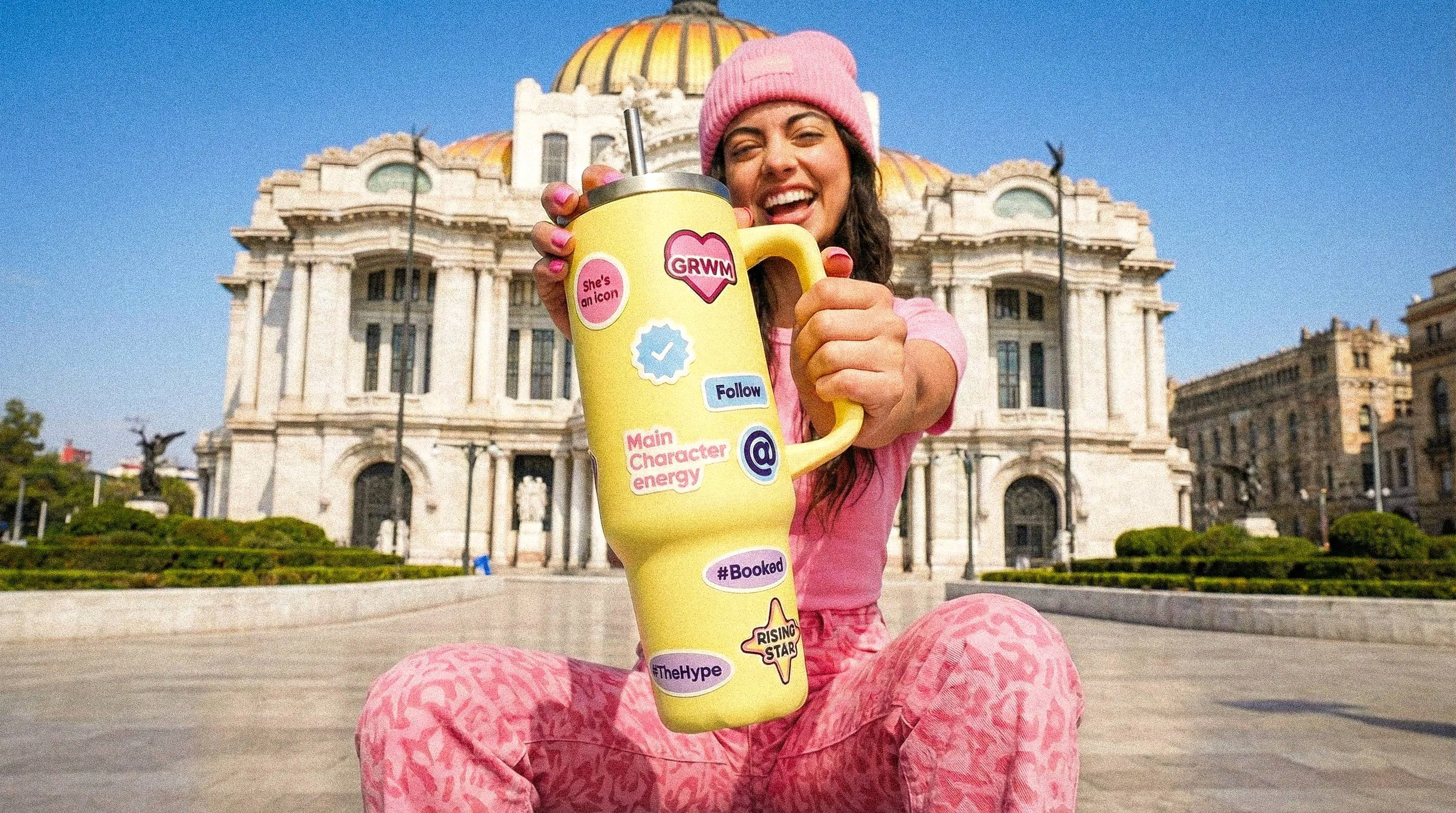 Influencer posando enfrente de Bellas Artes
